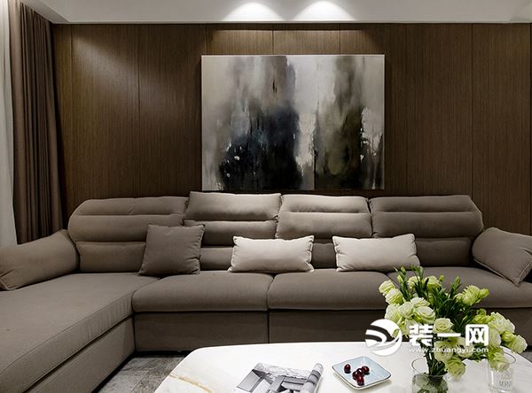 客厅木饰面的背景墙色彩和深棕色沙发搭配,带来极为自然的和谐美感