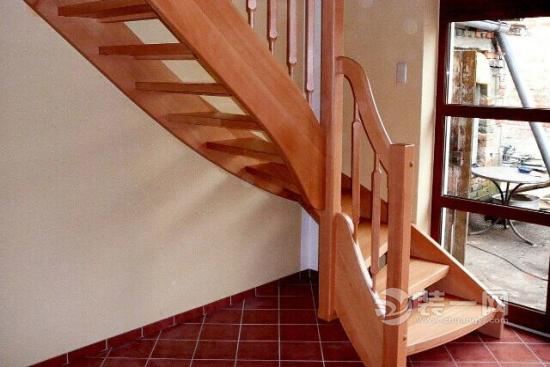 楼梯踏步尺寸怎么设计 复式室内楼梯踏步尺寸一般是多少